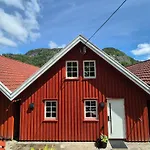 Stunning 3-bedroom At Waterfront Semesterbostad