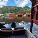 Stunning 3-bedroom At Waterfront Semesterbostad *