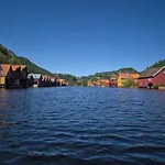 Stunning 3-bedroom At Waterfront Semesterbostad
