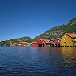 Semesterbostad Stunning 3-bedroom At Waterfront