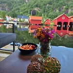 Stunning 3-bedroom At Waterfront *