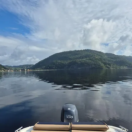 Vakantiehuis Stunning 3-bedroom At Waterfront