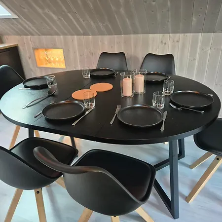 בית נופש Stunning 3-bedroom At Waterfront