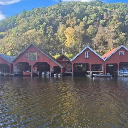 Дом отдыха Stunning 3-bedroom At Waterfront Feda