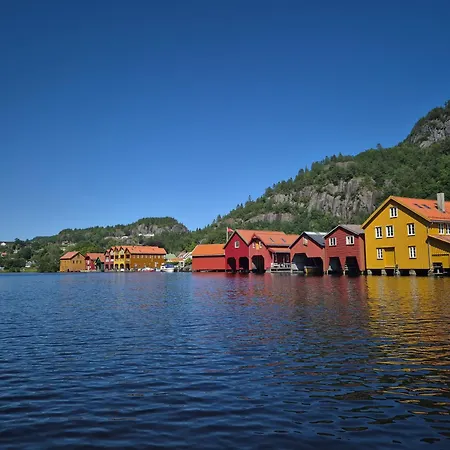 בית נופש Stunning 3-bedroom At Waterfront