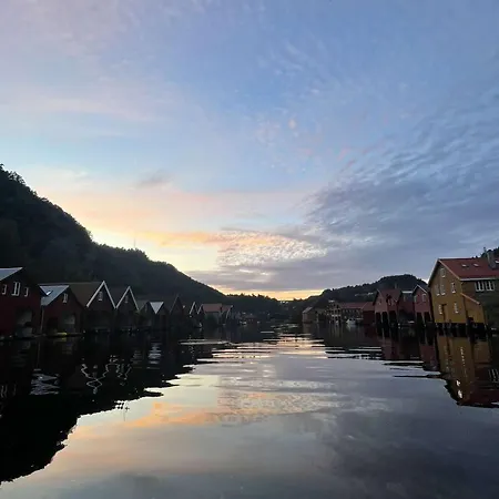 Feriehus Stunning 3-bedroom At Waterfront *
