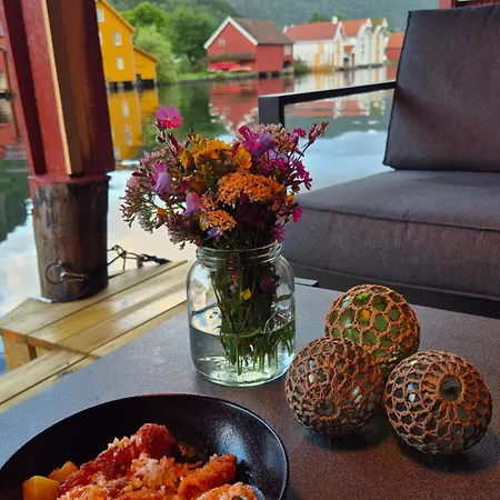 בית נופש Stunning 3-bedroom At Waterfront