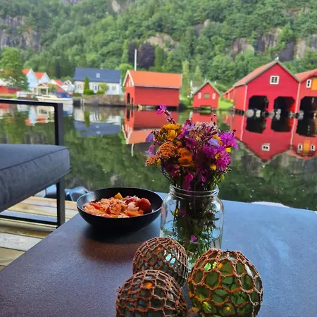 Stunning 3-bedroom At Waterfront *