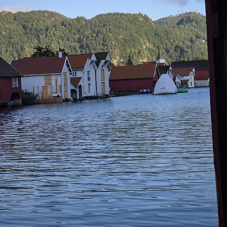 בית נופש Stunning 3-bedroom At Waterfront Feda