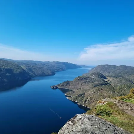 בית נופש Stunning 3-bedroom At Waterfront