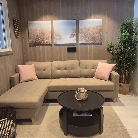 בית נופש Stunning 3-bedroom At Waterfront Feda