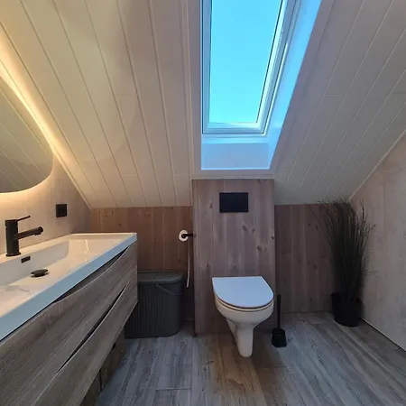 בית נופש Stunning 3-bedroom At Waterfront *