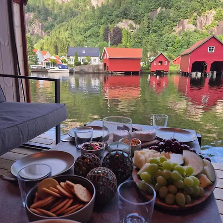 בית נופש Stunning 3-bedroom At Waterfront Feda