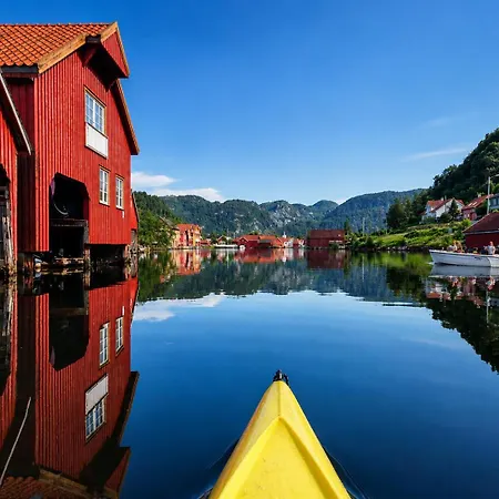 Stunning 3-bedroom At Waterfront Feriehus