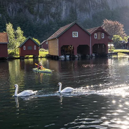 Feriehus Stunning 3-bedroom At Waterfront Feda