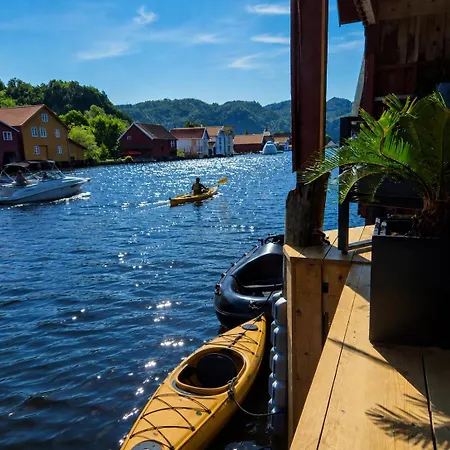Stunning 3-bedroom At Waterfront Feriehus