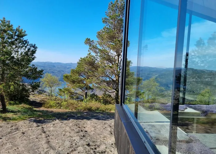 Feriehus Stunning 3-bedroom At Waterfront *