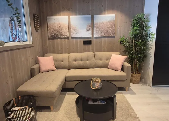 بيت للعطل Stunning 3-bedroom At Waterfront Feda
