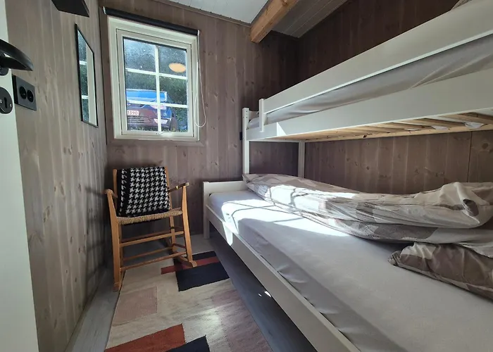 Feriehus Stunning 3-bedroom At Waterfront